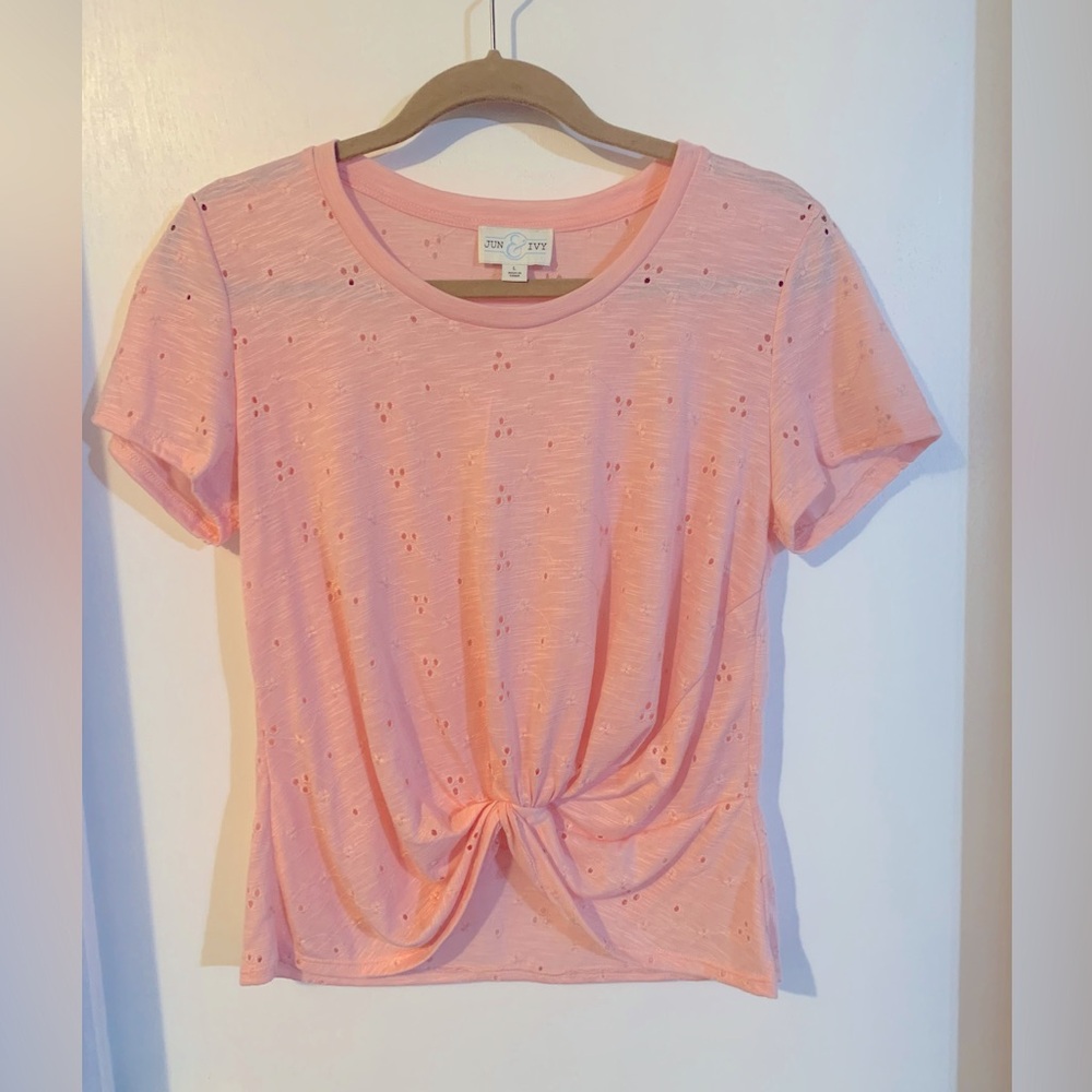 Beautiful peach colored top, by Jun and IVY. Size L.